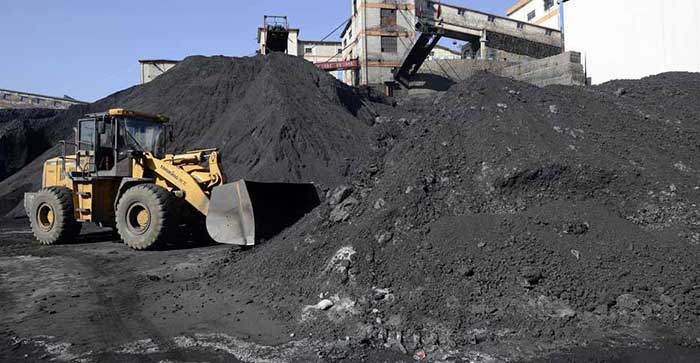 گرد و غبار زغال سنگ جمع آوری شده توسط لیفتراک در نیروگاه